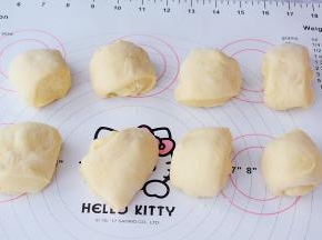 取出面团分成8份，盖上保鲜膜醒发15分钟