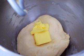 加入黄油，继续启动三档快速揉面10分钟