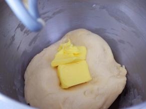 加入黄油，继续启动三档快速揉面10分钟