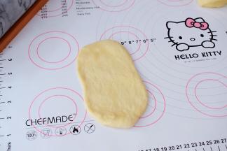 把醒发好的面团擀成长舌状