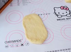 把醒发好的面团擀成长舌状