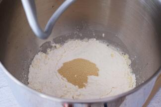 把材料除了黄油外，都放入和面桶，顺序为纯牛奶、鸡蛋、糖和盐对角放，然后放面粉，酵母放最上面