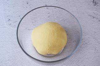 取出面团揉圆盖上保鲜膜放在温暖处发酵至两倍大左右