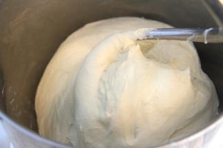 将除黄油和盐外的面团材料加入厨师机搅拌桶，开启低档聚成团后转中速档揉面。