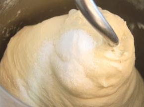 黄油融合后加入盐，中速档揉面。