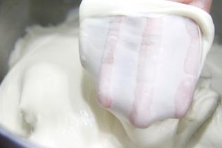 面团揉至有很好的拉抻性，可拉出很薄的膜状即可。