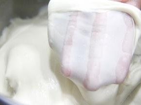 面团揉至有很好的拉抻性，可拉出很薄的膜状即可。