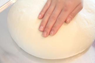 把面团整圆，放入烤盘中，稍拍扁。