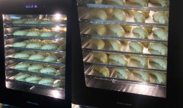 CF-100A发酵箱，选择温度28度，湿度70%，时间60分钟，底部水盘加水加湿，预热完成提示音响后面团放入进行二次发酵至约1.5倍大。