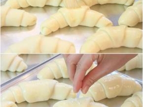 在发酵好的面团表面刷上蛋液，中间位置放少量海盐粒。