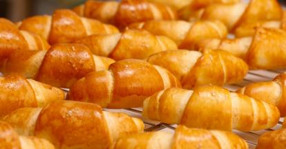 烘烤结束，面包立即出炉，震一下后脱出烤盘放至网架上晾凉即可。