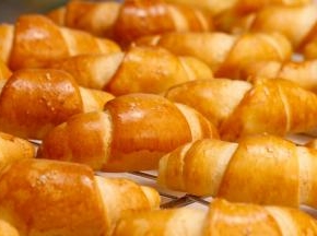 烘烤结束，面包立即出炉，震一下后脱出烤盘放至网架上晾凉即可。