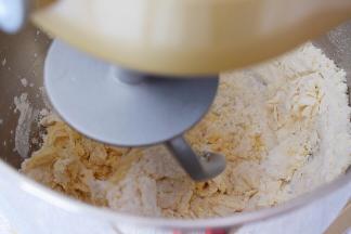 启动一档慢速揉面3分钟，再转三档快速揉面7分钟（共10分钟）