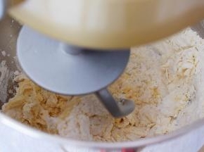 启动一档慢速揉面3分钟，再转三档快速揉面7分钟（共10分钟）