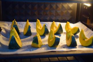 放入预热好的烤箱，上下火180度，中层20-25分钟，烤至南瓜熟透即可，如果不知道南瓜熟不熟，可以先取一块用筷子一插即过就是熟了。