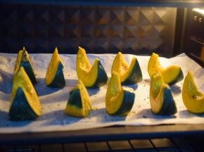 放入预热好的烤箱，上下火180度，中层20-25分钟，烤至南瓜熟透即可，如果不知道南瓜熟不熟，可以先取一块用筷子一插即过就是熟了。