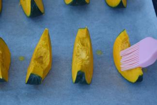 在贝贝南瓜表面刷一遍黄油