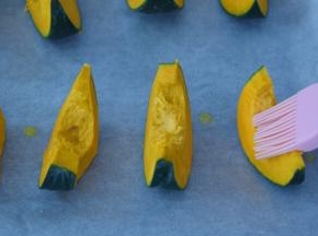 在贝贝南瓜表面刷一遍黄油