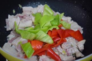 放入青红椒，翻炒至断生