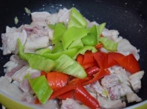 放入青红椒，翻炒至断生