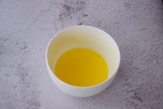 黄油隔水或者微波炉加热融化备用