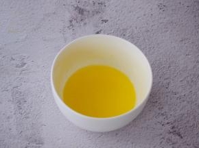 黄油隔水或者微波炉加热融化备用