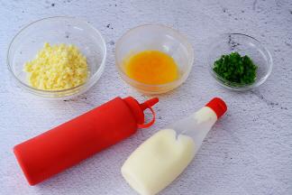 面团在醒发时准备好葱花，马苏里拉奶酪、沙拉酱和番茄酱