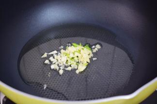 锅中倒入适量的食用油烧热，放入葱姜蒜炒出香味