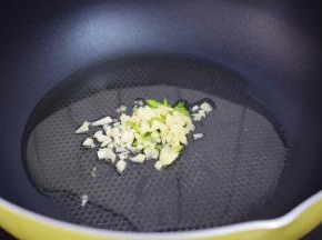 锅中倒入适量的食用油烧热，放入葱姜蒜炒出香味