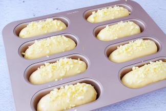 表面刷蛋液，撒上马苏里拉奶酪