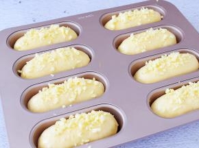 表面刷蛋液，撒上马苏里拉奶酪