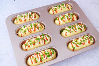 挤上番茄酱和沙拉酱，最后撒上葱花