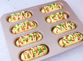 挤上番茄酱和沙拉酱，最后撒上葱花