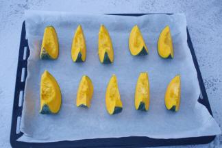 贝贝南瓜洗净洗成小块，去籽，烤盘铺上油纸，再放入烤盘中