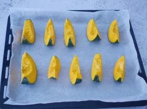 贝贝南瓜洗净洗成小块，去籽，烤盘铺上油纸，再放入烤盘中