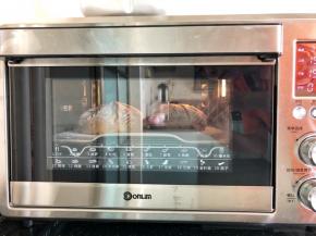 15、烤箱150度上下火预热好，放入烤盘于倒数第二层烘烤25分钟后取出即可。