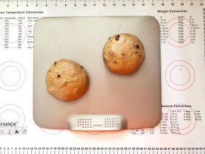 11、有间距的码入学厨小无边烤盘中，盖上保鲜膜进行二次发酵。