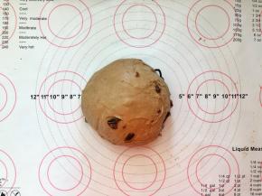 6、把切碎的桂圆干揉入到面团中。