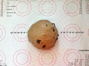 6、把切碎的桂圆干揉入到面团中。