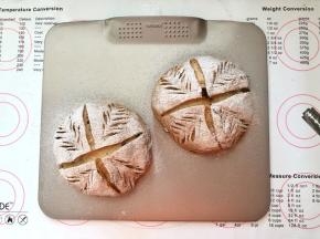 14、用锋利的刀子割出花纹。