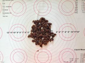 5、桂圆干提前用温水泡软后沥干水份，切碎。