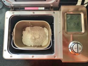 2、面包桶装入面包机中，启动和面功能。