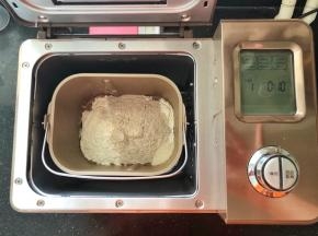 2、面包桶装入面包机中，启动和面功能。