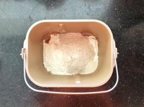 1、把主面团里除了黄油之外的所有材料放入面包桶里，先液体后粉类，干酵母最后再放。