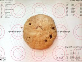 9、取出面团轻轻拍打排一下气。