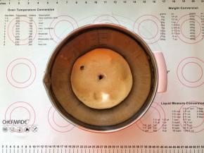 8、发酵好的面团体积增大2倍左右，手指沾少许干面粉插入面团中，面团不塌陷有轻微的回缩成肚脐眼状态不变的样子就是发酵好了。