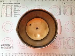 8、发酵好的面团体积增大2倍左右，手指沾少许干面粉插入面团中，面团不塌陷有轻微的回缩成肚脐眼状态不变的样子就是发酵好了。