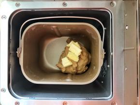 3、待面粉揉成团后放入黄油继续和面功能。