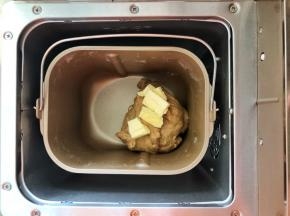 3、待面粉揉成团后放入黄油继续和面功能。