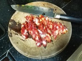 腊肠切薄片